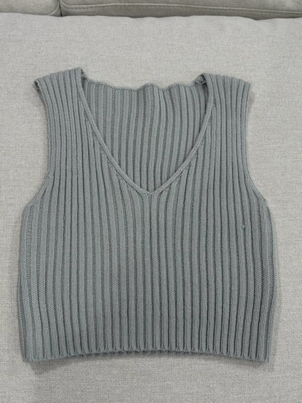 3 pack SHEIN Ribbed V-Neck Tank Sweaters - Picture 4 of 7